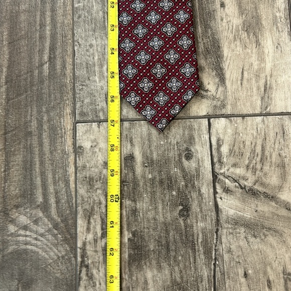 Jos A Bank men’s 100% neck tie red with a lovely cross like design 57”L x 3”W - Picture 8 of 11